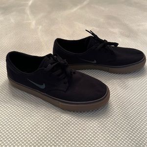 Nike SB (skateboarding line) Men’s shoes size 9